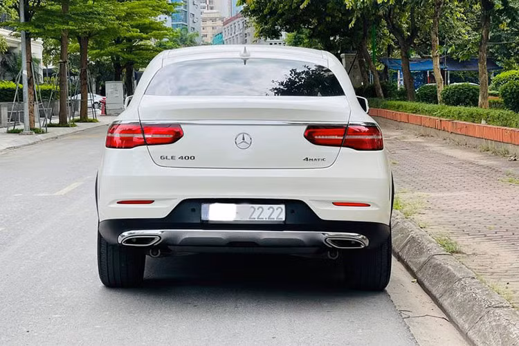 Vì thuộc danh mục xe "chạy lướt" mới chỉ lăn bánh 10.000km (theo chia sẻ của chủ nhân) chiếc GLE400 4Matic Coupe đang được rao bán vẫn sở hữu ngoại thất khá hoàn hảo, không có dấu hiệu đâm đụng hay xước xát lớn và đặc biệt sở hữu biển số "tứ quý 2" tại Bình Dương.