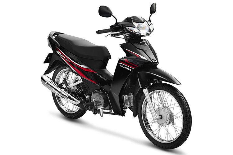 Honda Blade 110cc mới sẽ sử dụng động cơ 110cc, làm mát bằng không khí với công suất tối đa 6,18kW/7.500 vòng/phút và mô men cực đại 8,65 Nm/5.500 vòng/phút. Phiên bản mới bổ sung đèn chiếu sáng phía trước có tính năng đèn luôn sáng nhằm đảm bảo cho người sử dụng có tầm nhìn tốt nhất, hạn chế các trường hợp quên bật đèn chiếu sáng trước khi đi trong điều kiện ánh sáng không đảm bảo.