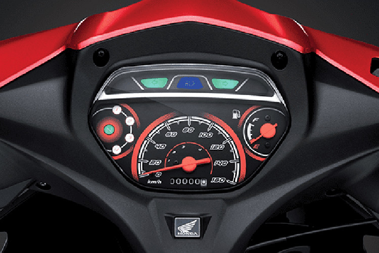 Nếu tem xe trên bản Vành nan hoa vẫn giữ các đường nét sắc nhọn vươn dài ôm phủ trên thân xe, tạo cho mẫu xe vẻ dũng mãnh đậm cá tính thì tem xe trên bản Vành đúc lại mang đến sự độc đáo với cảm hứng thiết kế từ bộ môn đua xe thể thao. Chữ “Race” được biến hóa trong sự kết hợp với họa tiết lưới thú vị, làm bật lên nét thể thao và sự khỏe khoắn trong tổng thể thiết kế của xe.