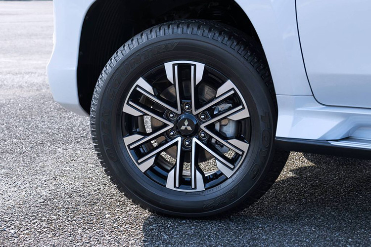 Phiên bản 2020 của Mitsubishi Pajero Sport cũng nhận được bộ mâm hợp kim 5 chấu kép thiết kế mới với hai tông màu khá bắt mắt, bản tiêu chuẩn có kích thước từ 18 inch tại thị trường Thái Lan.