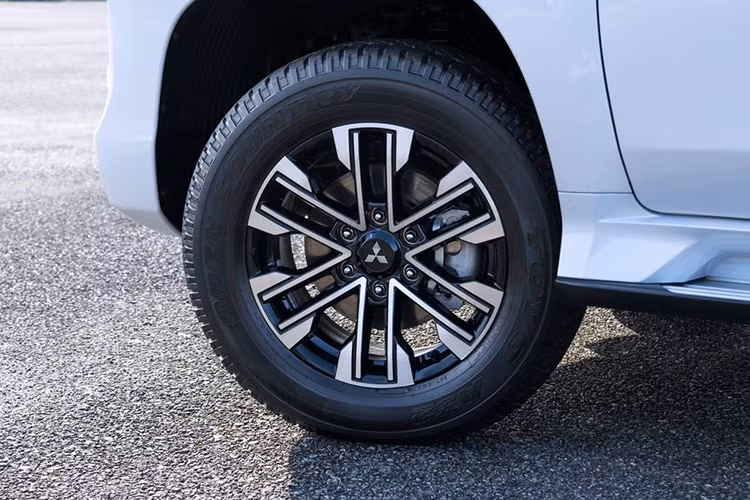 Phiên bản 2020 của Mitsubishi Pajero Sport cũng nhận được bộ mâm hợp kim 5 chấu kép thiết kế mới với hai tông màu khá bắt mắt, bản tiêu chuẩn có kích thước từ 18 inch tại thị trường Thái Lan.