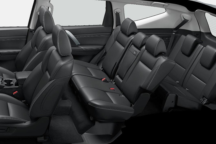 Theo hãng xe Mitsubishi cho biết, Pajero Sport 2020 được trang bị rất nhiều công nghệ hiện đại như các tay nắm cửa bên trong đều được trang bị thêm lớp đệm giúp người sử dụng khi cầm nắm cảm thấy thoải mái hơn, cổng sạc USB và cổng AC 150W, hệ thống kết nối điện thoại thông minh để mở xe từ xa, các hệ thống cảnh báo an toàn như hỗ trợ chuyển làn đường, cảnh báo phương tiện giao thông phía sau...