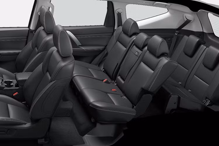 Theo hãng xe Mitsubishi cho biết, Pajero Sport 2020 được trang bị rất nhiều công nghệ hiện đại như các tay nắm cửa bên trong đều được trang bị thêm lớp đệm giúp người sử dụng khi cầm nắm cảm thấy thoải mái hơn, cổng sạc USB và cổng AC 150W, hệ thống kết nối điện thoại thông minh để mở xe từ xa, các hệ thống cảnh báo an toàn như hỗ trợ chuyển làn đường, cảnh báo phương tiện giao thông phía sau...