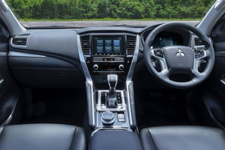 Bước vào không gian nội thất, vẻ đẹp thực dụng vẫn là ưu điểm cũng như lợi thế của Mitsubishi so với các đối thủ. Rất ít các chi tiết thừa tồn tại trong khoang cabin này, mọi thứ đều được làm mịn màng tối đa có thể. Xe vẫn được trang bị màn hình giải trí ở vị trí trung tâm, cần số điện tử, vô-lăng 4 chấu khoẻ khoắn với các phím chức năng...