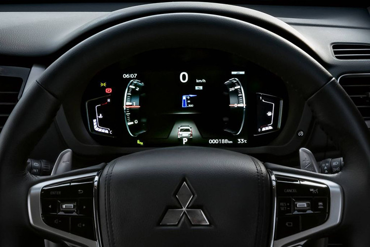 Ngoài ra, điểm nổi bật trong khoang cabin này chính là đồng hồ công-tơ-mét của xe nay đã được thay bằng màn hình LCD màu hiện đại giúp cho việc nắm bắt thông tin chiếc xe của tài xế nay trở nên dễ dàng và thân thiện hơn rất nhiều.