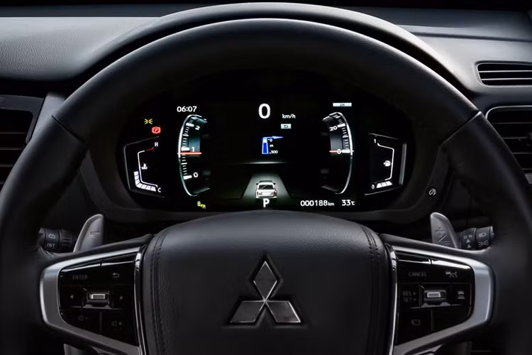 Ngoài ra, điểm nổi bật trong khoang cabin này chính là đồng hồ công-tơ-mét của xe nay đã được thay bằng màn hình LCD màu hiện đại giúp cho việc nắm bắt thông tin chiếc xe của tài xế nay trở nên dễ dàng và thân thiện hơn rất nhiều.