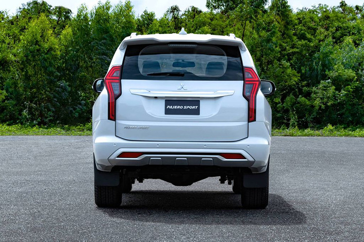 Phần đuôi của Mitsubishi Pajero Sport 2020 không đón nhận sự thay đổi nào quá rõ rệt so với phiên bản trước. Tuy nhiên, dải đèn hậu trên bản đời mới này đã được các kỹ sư của Mitsubishi thiết kế lại sắc nét và mạch lạc hơn, từ đó tạo nên một diện mạo tuy không mới nhưng lại hiện đại và thanh lịch hơn đáng kể.