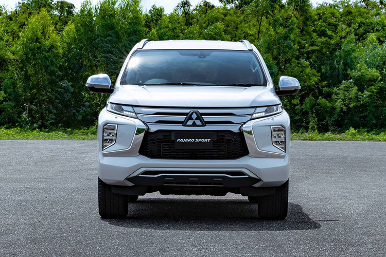Mẫu xe SUV Mitsubishi Pajero Sport 2020 thừa hưởng phần "mặt tiền" gần như tương đồng với người anh em Triton với kiểu thiết kế 2 tầng đèn riêng biệt cùng lưới tản nhiệt đậm ngôn ngữ Dynamic Shield. Cụm đèn chiếu sáng chính trên Pajero Sport 2020 sử dụng công nghệ Led thay thế cho bóng halogen truyền thống, điều này cho ra thứ ánh sáng trắng hiện đại và phù hợp với ngoại hình mới của xe.