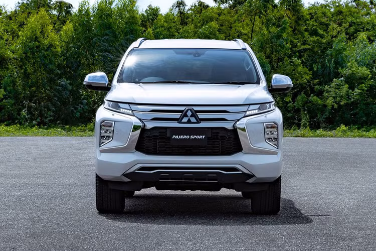 Mẫu xe SUV Mitsubishi Pajero Sport 2020 thừa hưởng phần "mặt tiền" gần như tương đồng với người anh em Triton với kiểu thiết kế 2 tầng đèn riêng biệt cùng lưới tản nhiệt đậm ngôn ngữ Dynamic Shield. Cụm đèn chiếu sáng chính trên Pajero Sport 2020 sử dụng công nghệ Led thay thế cho bóng halogen truyền thống, điều này cho ra thứ ánh sáng trắng hiện đại và phù hợp với ngoại hình mới của xe.