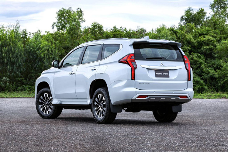Bên dưới nắp ca-pô, Mitsubishi trang bị trên Pajero Sport 2020 động cơ tương tự như phiên bản trước, khối động cơ dầu tăng áp Mivec 2.4L cho ra công suất tối đa 178 mã lực và mô-men xoắn 430 Nm. Đi kèm với đó là hộp số tự động 8 cấp và các tuỳ chọn về hệ dẫn động 1 cầu và 2 cầu.