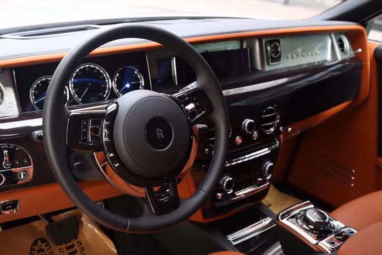 Nội thất xe siêu sang Rolls-Royce Phantom thế hệ thứ 8 được làm mới với điểm nhấn chính là chi tiết mang tên gọi The Gallery xuất hiện ở bảng táp-lô có thể được cá nhân hóa từ sơn dầu, gốm sứ, dùng lụa, lông vũ tạo hình hay thậm chí in 3D dát vàng,...