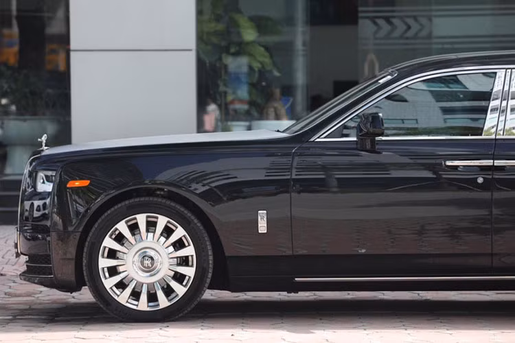 Dù hình ảnh của chiếc xe siêu sang Rolls-Royce Phantom lăn bánh tại tỉnh Bà Rịa - Vũng Tàu khá ít ỏi và được chụp từ phía sau nhưng cũng dễ nhận ra thiết kế và đèn hậu LED của xe là phiên bản thế hệ thứ 8.