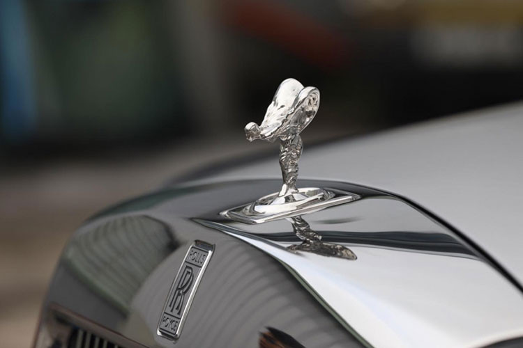 Bên cạnh đó, ngoại thất của xe Rolls-Royce Phantom thế hệ thứ 8 này có đèn pha Laser kết hợp cùng dải đèn LED chiếu sáng ban ngày mang đến tầm chiếu xa lên đến 600 m vào ban đêm, logo Spirit of Ecstasy của xe nằm cao hơn gần 12 mm trên nắp capô và lưới tản nhiệt cũng được chỉnh sửa nhẹ thiết kế.