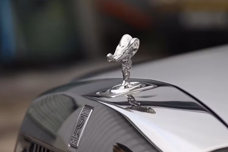 Bên cạnh đó, ngoại thất của xe Rolls-Royce Phantom thế hệ thứ 8 này có đèn pha Laser kết hợp cùng dải đèn LED chiếu sáng ban ngày mang đến tầm chiếu xa lên đến 600 m vào ban đêm, logo Spirit of Ecstasy của xe nằm cao hơn gần 12 mm trên nắp capô và lưới tản nhiệt cũng được chỉnh sửa nhẹ thiết kế.