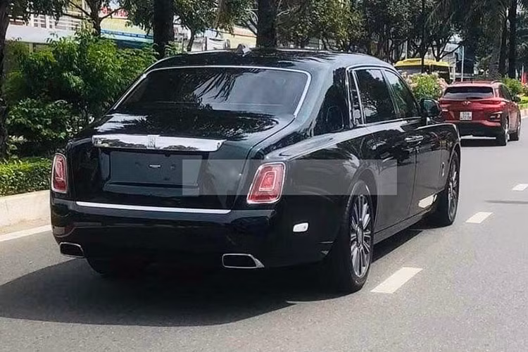 Dựa vào hình ảnh ít ỏi về chiếc xe siêu sang Rolls-Royce Phantom thế hệ thứ 8 lăn bánh tại tỉnh Bà Rịa - Vũng Tàu có thể thấy ngoại thất xe được hoàn thiện màu đen, la-zăng là loại đa chấu kép và vẫn chưa rõ xe được nhập khẩu chính hãng hay tư nhân. 