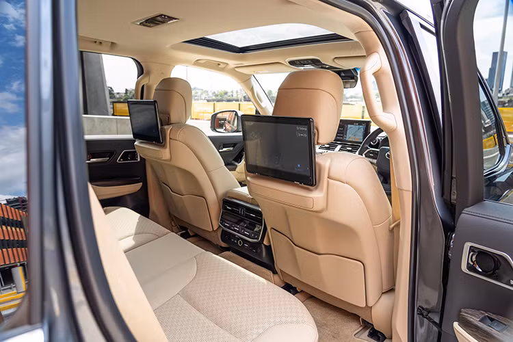 Toyota Land Cruiser 300 Series facelift dự kiến sẽ ra mắt trong nửa đầu năm 2025 và mở bán rộng rãi ngay trong cùng năm. Với những cải tiến đáng giá trong thiết kế nội thất và công nghệ, mẫu SUV này được kỳ vọng tiếp tục giữ vững vị thế hàng đầu trong phân khúc SUV cỡ lớn.