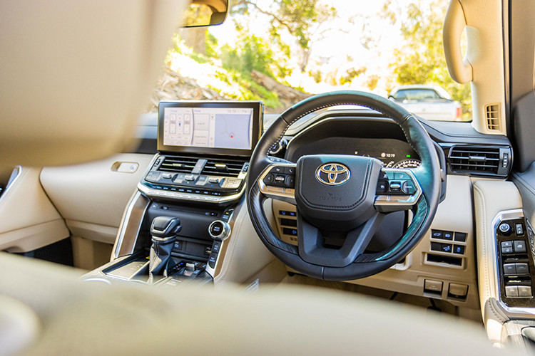 Một thay đổi đáng lưu ý khác là việc loại bỏ đầu đĩa CD/DVD/BluRay - trang bị ngày càng ít được sử dụng trong kỷ nguyên số. Ngoài ra, hệ thống an toàn Toyota Safety Sense trên Land Cruiser facelift sẽ được nâng cấp lên phiên bản 3.0, bổ sung các cảm biến và camera trước hiện đại hơn, tăng cường độ an toàn và tiện nghi cho xe. 