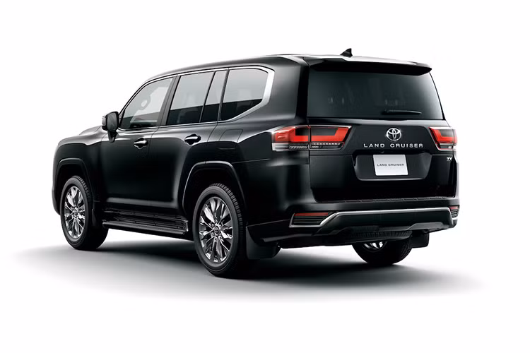 Cộng đồng người hâm mộ Land Cruiser trên toàn cầu, đặc biệt là tại các thị trường trọng điểm như Trung Đông và Đông Nam Á đang rất mong chờ sự xuất hiện của phiên bản facelift này. Những nâng cấp mới không chỉ mang đến trải nghiệm lái hiện đại mà còn giúp Land Cruiser duy trì sức hút trong bối cảnh thị trường SUV ngày càng cạnh tranh.