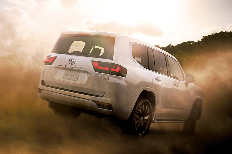 Một trong những nâng cấp đáng chú ý nhất của mẫu xe SUV Toyota Land Cruiser 300 Series facelift 2025 là bảng đồng hồ kỹ thuật số 12,3 inch hoàn toàn mới, thay thế cho thiết kế hai đồng hồ analog truyền thống kết hợp màn hình nhỏ ở phiên bản hiện hành.