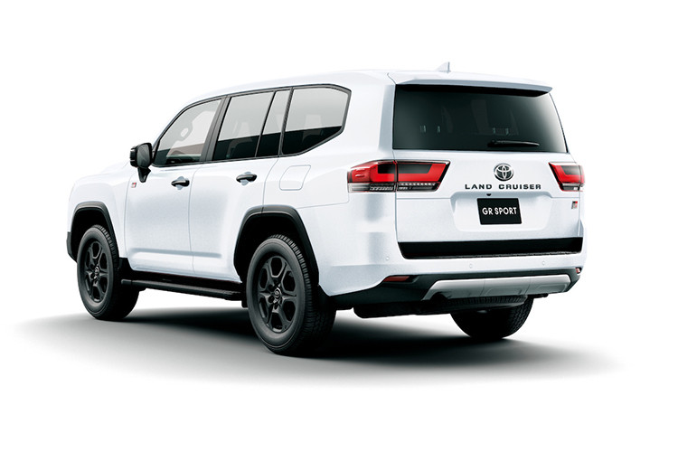 Nếu tất cả các phiên bản đều sử dụng giao diện kỹ thuật số mới, giá xe có thể tăng nhẹ để bù đắp chi phí sản xuất. Ngoài bảng đồng hồ kỹ thuật số, nội thất của Toyota Land Cruiser 300 facelift không có quá nhiều thay đổi so với phiên bản hiện tại. 