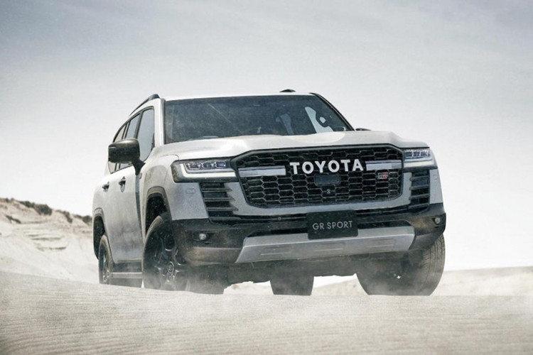 Những hình ảnh lộ diện ban đầu được đăng tải trên tài khoản Instagram của Khaled Al-Remithi qua mục Story nhưng đã hết hạn sau 24 giờ. Tuy nhiên, những bức ảnh chụp lại từ video đã kịp thời cung cấp cái nhìn đầu tiên về các thay đổi trong nội thất của Toyota Land Cruiser 300 Series 2025 mới.