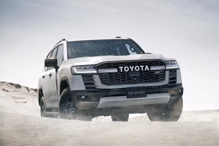 Những hình ảnh lộ diện ban đầu được đăng tải trên tài khoản Instagram của Khaled Al-Remithi qua mục Story nhưng đã hết hạn sau 24 giờ. Tuy nhiên, những bức ảnh chụp lại từ video đã kịp thời cung cấp cái nhìn đầu tiên về các thay đổi trong nội thất của Toyota Land Cruiser 300 Series 2025 mới.