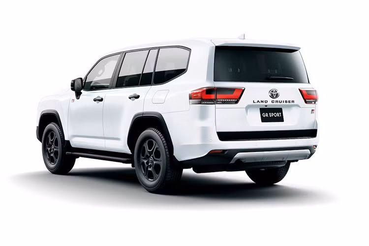 Nếu tất cả các phiên bản đều sử dụng giao diện kỹ thuật số mới, giá xe có thể tăng nhẹ để bù đắp chi phí sản xuất. Ngoài bảng đồng hồ kỹ thuật số, nội thất của Toyota Land Cruiser 300 facelift không có quá nhiều thay đổi so với phiên bản hiện tại. 