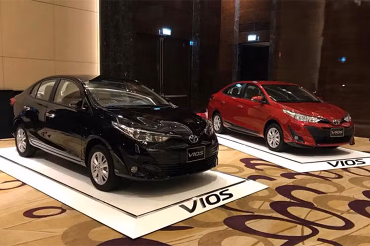 Sẽ có 3 phiên bản Toyota Vios 2018 được bán ra tại Việt Nam, bao gồm; E MT, E CVT và G CVT. Theo một nhân viên bán hàng tại Hà Nội, giá bán dự kiến của Vios mới vào khoảng 520-595 triệu đồng. Xe được lắp ráp trong nước, và đến tay khách hàng vào đầu tháng 8/2018 tới đây.