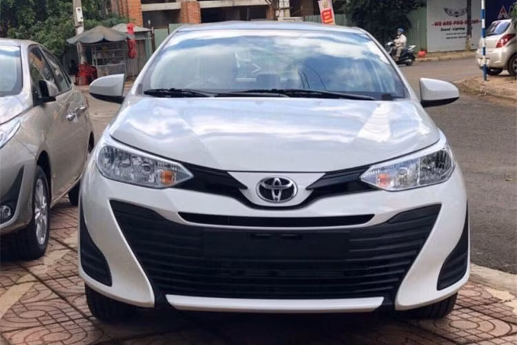 Động cơ Toyota Vios 2018 sẽ giữ nguyên loại 4 xy-lanh, dung tích 1,5 lít, mã 2NR-FE, cho công suất 107 mã lực và mô-men xoắn 140 Nm, kết hợp số sàn 5 cấp hoặc tự động 6 cấp. Đây cũng là động cơ lắp trên xe Yaris sắp ra mắt nhưng mẫu hatchback chỉ sử dụng số tự động.