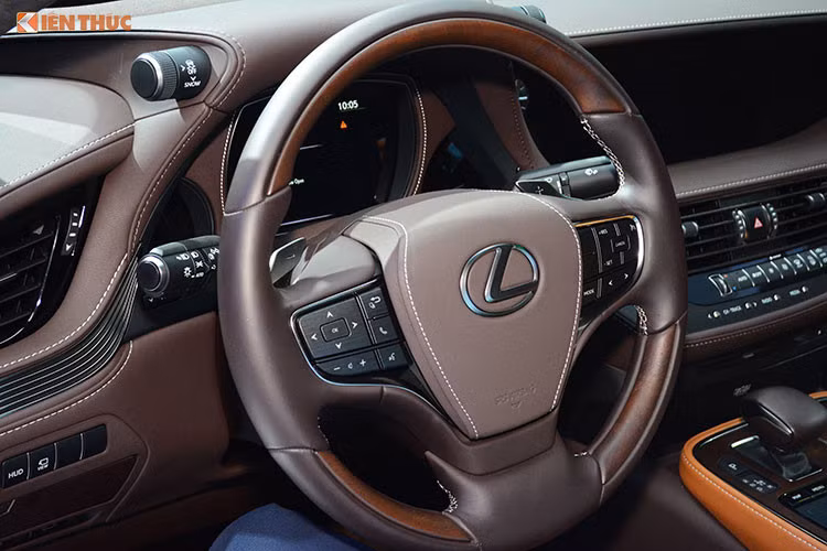 So với thế hệ trước, chiếc xe sang này đã có "phom" thiết kế mượt mà hơn, tương tự như một chiếc coupe với vòm mái thuôn dài về phía sau. Nội thất xe thể hiện ý tưởng " tiện nghi cấp tiến" cho mẫu xe sang đầu bảng này. Bảng điều khiển với phong cách thiết kế hữu cơ hiển thị tất cả các thông tin ở cùng độ cao thích hợp giúp người lái có thể vận hành tất cả các hệ thống tính năng mà không cần thay đổi tư thế.