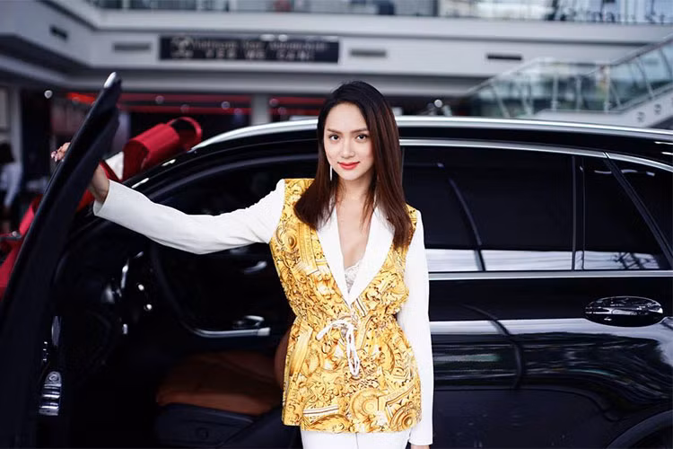 Mercedes-Benz GLC 300 4MATIC là một trong 4 phiên bản của GLC-Class đang được phân phối chính hãng tại thị trường Việt Nam, cùng với GLC 250 4MATIC, AMG GLC 43 4MATIC và GLC 300 4MATIC Coupe. Xe có kích thước dài x rộng x cao tương ứng 4.656 x 1.890 x 2.870 (mm) tức là lớn hơn so với người tiền nhiệm GLK.