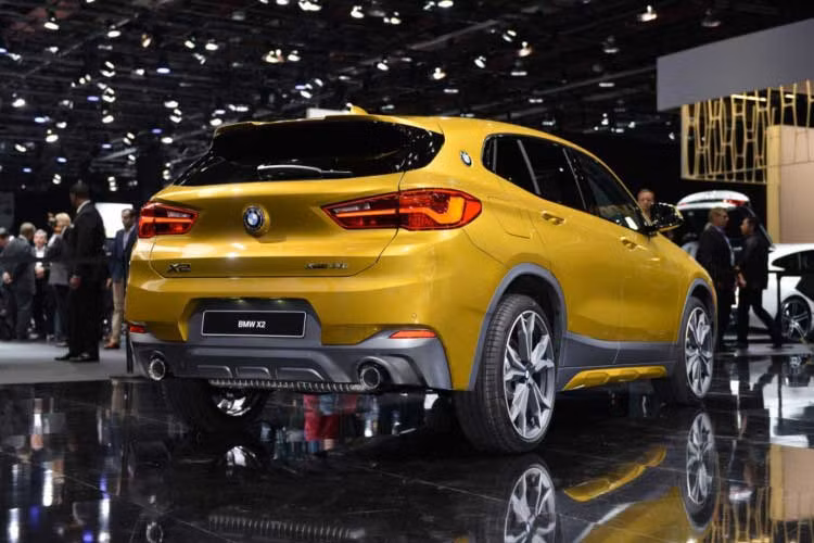 Sự khác biệt giữa các phiên bản của BMW X2. Bản tiêu chuẩn của X2 sẽ được trang bị nẹp xung quanh màu đen và sở hữu chiều cao gầm nhỉnh hơn 10 mm so với phiên bản thể thao M.