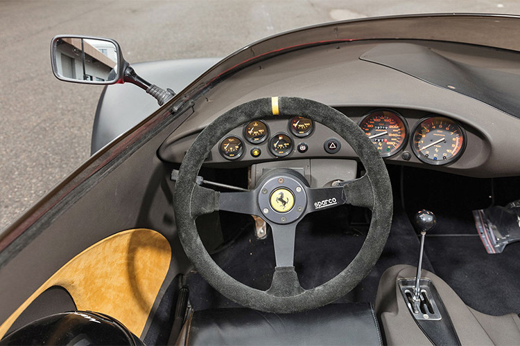 Bên trong, Conciso sở hữu vô lăng thể thao 3 chấu được bọc vải nhung. Mang phong cách và kiểu dáng xe đua thể thao, xe cũng chỉ được trang bị một hàng ghế với hai chiếc bọc da mang đậm chất thể thao và cá tính.