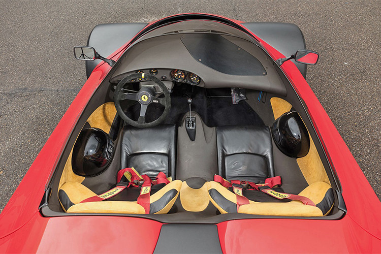 Ferrari Conciso được thiết kế với mui trần mềm cùng thiết kế khá đặc biệt. Vào thời điểm những năm 90 khi xuất hiện, nó được ví như chiếc siêu xe của tương lai bởi gần như không có chiếc thứ hai xuất hiện.