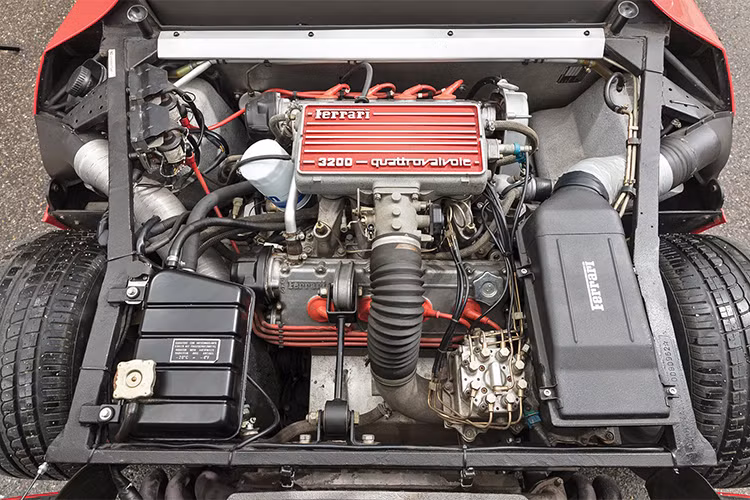 Xe mang trên mình động cơ V8 3,2 lít nguyên bản từ chiếc 328 GTS của hãng siêu xe Ferrari với công suất 270 mã lực và hộp số tay 5 cấp, nhưng hiệu suất được cải thiện đáng kể do trọng lượng xe được giảm xuống 362 kg, so với 1.263 kg ở mẫu siêu xe tiêu chuẩn.