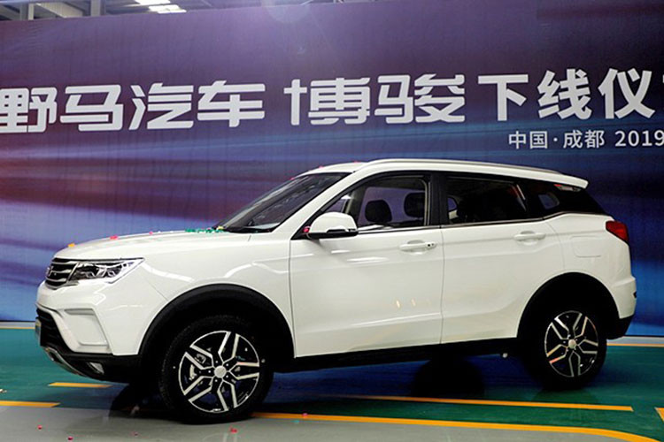 Thoạt nhìn, mẫu xe SUV Yema Bojun mới chắn chắn giống như Boyue nhưng có một vài chi tiết, chiếc xe đã cố gắng tạo ra những đường nét khác biệt. Cụ thể, về ngoại hình mẫu xe này có chiều dài ngắn hơn Geely Boyue. Tuy nhiên chiếc xe lại rộng hơn và cao hơn so với bản gốc.