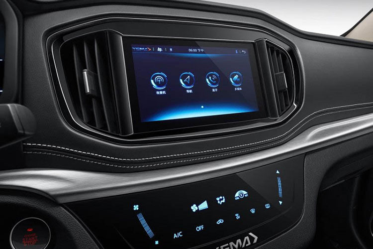 Bên cạnh đó, hệ thống điều hòa không khí cũng được vận hành thông qua bảng điều khiển cảm ứng thay vì mặt số và nút bấm. Yema Bojun cũng có một tay lái vô lăng nhỏ hơn so với Geely Boyue.