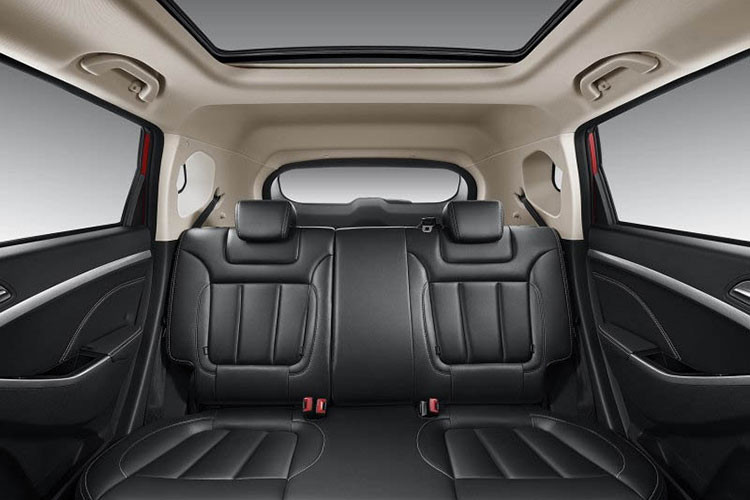 Xe sở hữu kích thước dài 4.360 mm, rộng 1.830 mm, cao 1.680 mm và chiều dài cơ sở 2.550 mm. Nội thất bên trong với hai màu khá bắt mắt. ghế được bọc da với 5 chỗ ngồi. Các thông số về trang bị an toàn hiện vẫn chưa được hãng xe Trung Quốc công bố cụ thể.