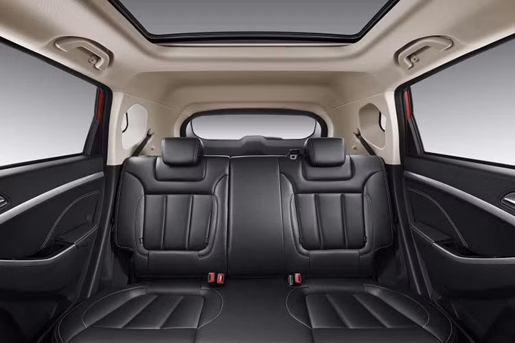 Xe sở hữu kích thước dài 4.360 mm, rộng 1.830 mm, cao 1.680 mm và chiều dài cơ sở 2.550 mm. Nội thất bên trong với hai màu khá bắt mắt. ghế được bọc da với 5 chỗ ngồi. Các thông số về trang bị an toàn hiện vẫn chưa được hãng xe Trung Quốc công bố cụ thể.