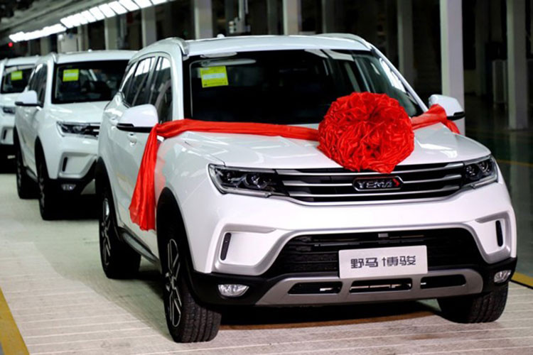 Điểm khác biệt dễ nhận thấy nhất là ở phía trước, lưới tản nhiệt của Yema Bojun đã được làm khác đi với nhiều thanh ngang, còn đèn pha cũng được điều chỉnh thiết kế lại. Ngoài ra, cản trước của xe cũng được làm khác đi, sao cho nhìn vào phần đầu xe không thể nhầm lẫn với Geely Boyue.