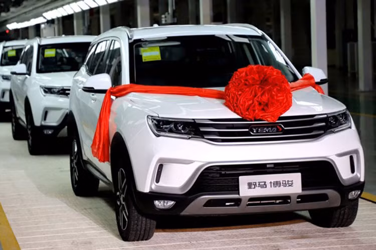 Điểm khác biệt dễ nhận thấy nhất là ở phía trước, lưới tản nhiệt của Yema Bojun đã được làm khác đi với nhiều thanh ngang, còn đèn pha cũng được điều chỉnh thiết kế lại. Ngoài ra, cản trước của xe cũng được làm khác đi, sao cho nhìn vào phần đầu xe không thể nhầm lẫn với Geely Boyue.