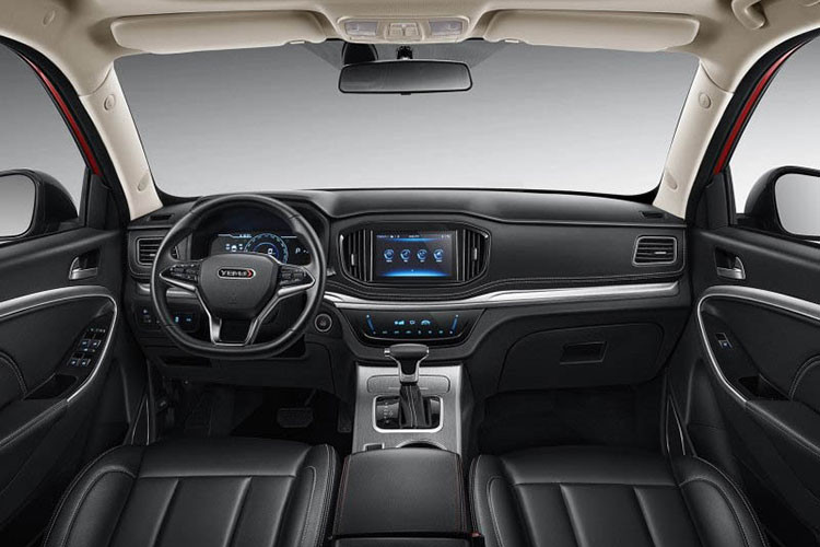 Bước vào bên trong nội thất của chiếc SUV giá rẻ Trung Quốc này mới nhận thấy sự khác biệt hoàn toàn. Bảng điều khiển trên chiếc Bojun được bố trí hoàn toàn khác với các cửa gió được đặt bên cạnh hệ thống thông tin giải trí với màn hình cảm ứng thay vì ở bên trên như Boyue.