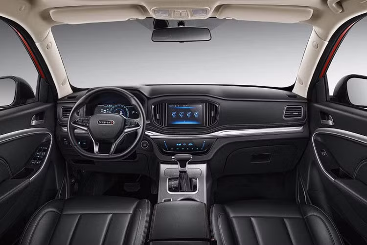 Bước vào bên trong nội thất của chiếc SUV giá rẻ Trung Quốc này mới nhận thấy sự khác biệt hoàn toàn. Bảng điều khiển trên chiếc Bojun được bố trí hoàn toàn khác với các cửa gió được đặt bên cạnh hệ thống thông tin giải trí với màn hình cảm ứng thay vì ở bên trên như Boyue.