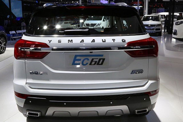 Phía đuôi xe với các chi tiết tương tự nhưng được thiết kế khá rối. Các chi tiết logo thiết kế đẩy cao, một thanh ngang mạ crom kéo dài đến tận đèn báo. Cản sau lớn cùng hệ thống ống xả giả không làm tăng sự mạnh mẽ và sang trọng cho xe mà còn khiến chiếc xe trở lên thô kệch.