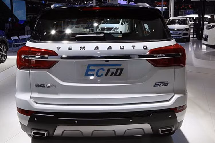 Phía đuôi xe với các chi tiết tương tự nhưng được thiết kế khá rối. Các chi tiết logo thiết kế đẩy cao, một thanh ngang mạ crom kéo dài đến tận đèn báo. Cản sau lớn cùng hệ thống ống xả giả không làm tăng sự mạnh mẽ và sang trọng cho xe mà còn khiến chiếc xe trở lên thô kệch.