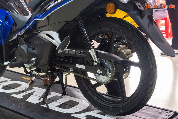 Honda Wave 125i nhập Malaysia vẫn sử dụng động cơ xăng, xi-lanh đơn, SOHC 4 thì, 2 van, dung tích 125cc, phun xăng điện tử và làm mát bằng không khí. Động cơ cung cấp công suất tối đa 9,2 mã lực và mô-men xoắn cực đại 10,2 Nm tại 5.500 vòng/phút, kết hợp với hộp số 4 cấp.