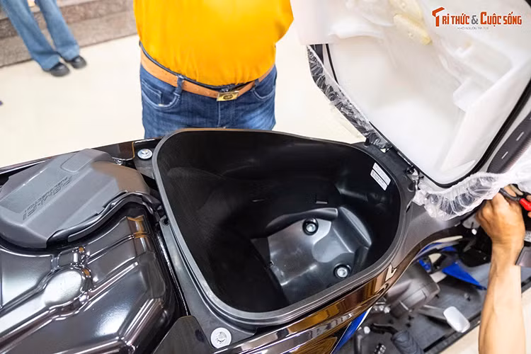 Ngoài ra, Wave 125i Malaysia sở hữu bình xăng dung tích 5,4 lít, nhiều hơn 0,8 lít so với Future 125 FI. Dù không có hệ thống chống bó cứng phanh ABS, Honda Wave 125i nhập khẩu lại được trang bị phanh đĩa cho cả bánh trước và bánh sau. Trong khi đó, Future 125 FI và Wave 125i Thái Lan chỉ sử dụng phanh tang trống.