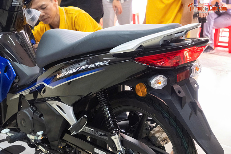 Các trang bị trên mẫu xe máy số Honda Wave 125i phiên bản Malaysia như hệ thống đèn, mâm đúc 17 inch và bảng đồng hồ với đồ họa mới cũng có nhiều điểm tương đồng với Future 125 FI và Wave 125i Thái Lan.