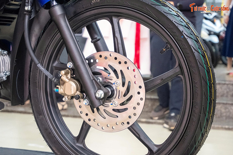 Ngoài ra, hệ thống giảm xóc của Wave 125i Malaysia cũng được tinh chỉnh cứng vững hơn, sử dụng hai lò xo giảm chấn lớn hơn so với Future 125 FI. Xe vẫn duy trì hệ thống truyền động bằng nhông, xích nhưng hộp bảo vệ xích được thiết kế mở, giống như các mẫu mô tô phân khối lớn. Đây là điểm khác biệt so với hộp xích dạng kín của Future 125 FI. 