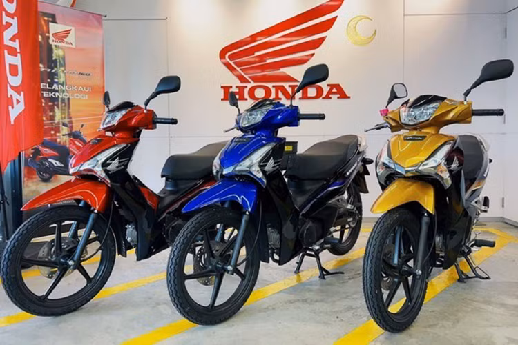 Giá xe Honda Wave 125i nhập Malaysia cũng gần như tương đương với Wave 125i nhập khẩu từ Thái Lan, một trong những mẫu xe số cao cấp được ưa chuộng tại Việt Nam. Theo nhà phân phối tư nhân này cho biết, số lượng xe về nước không nhiều và chủ yếu được các khách hàng đặt trước.